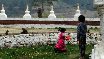 Children playing outside Kurjey Lhakhang.