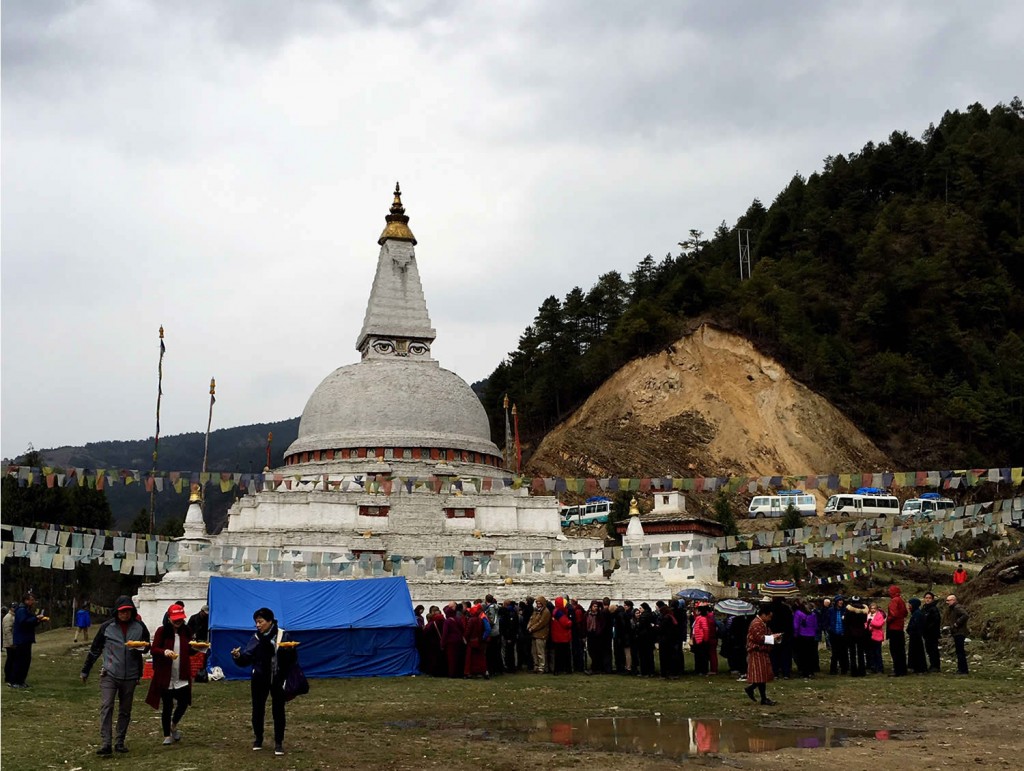 The lunch-line on the grounds of the Chendebje Chorten.