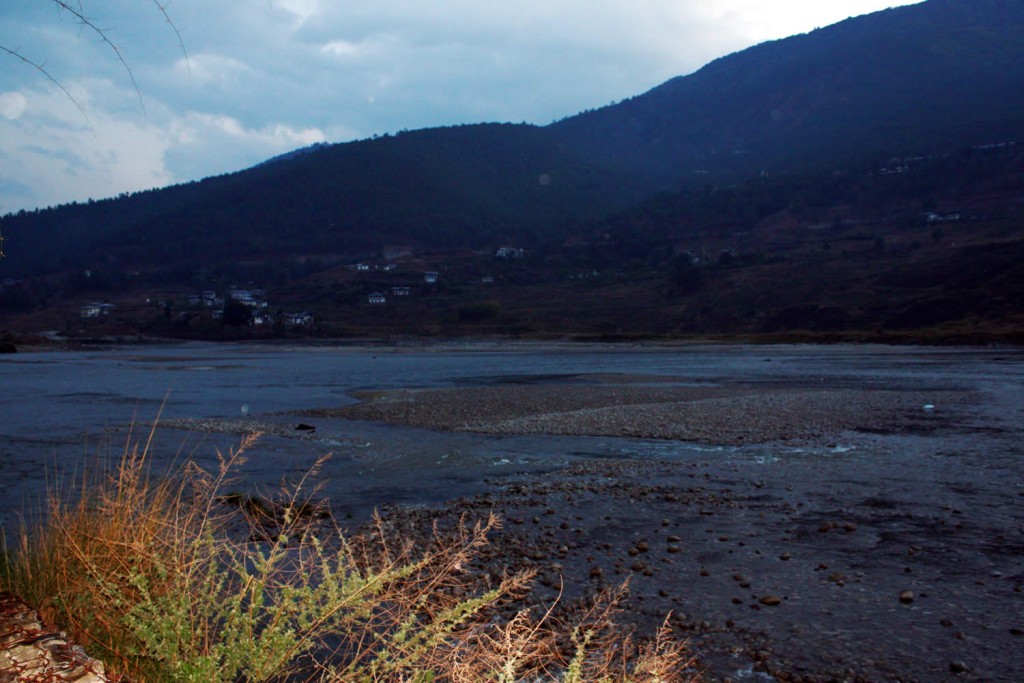 At dusk the group arrives in Punakha on the Pochu and Mochu River.