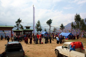 Lunch at Kila Gompa at the foot of Drak Karpo.